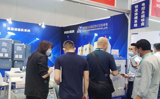 【销售精英为客户介绍麻豆一级AV片冷水机产品特性】