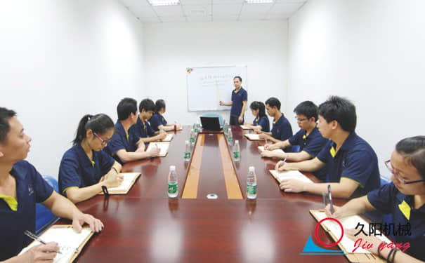 国产麻豆精品久久久麻豆一级AV片车间安全生产管理会议,归纳了“人、机、料、境、法”五大要素的管
