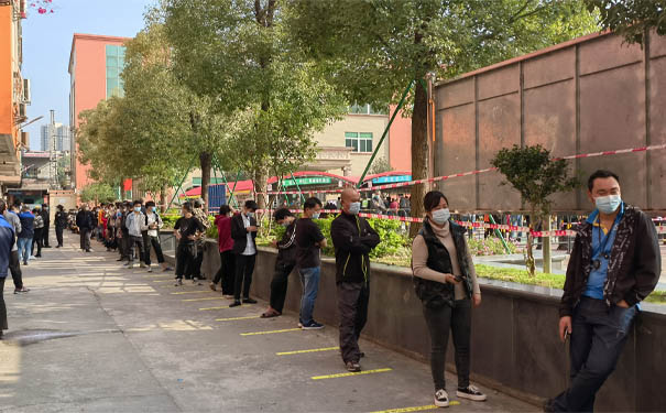 国产麻豆精品久久久机械员工有序排队等候核酸