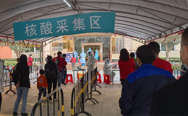 国产麻豆精品久久久机械员工排队进行核酸采集