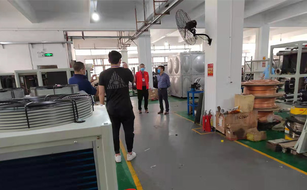 视察生产车间安全管理疫情防控工作