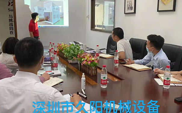 国产麻豆精品久久久机械经理为业务员同事讲解产品特点